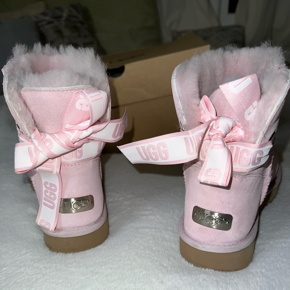 Baby pink uggs. Comes with 2 Interchangeable bow laces. - Picture 2 of 3